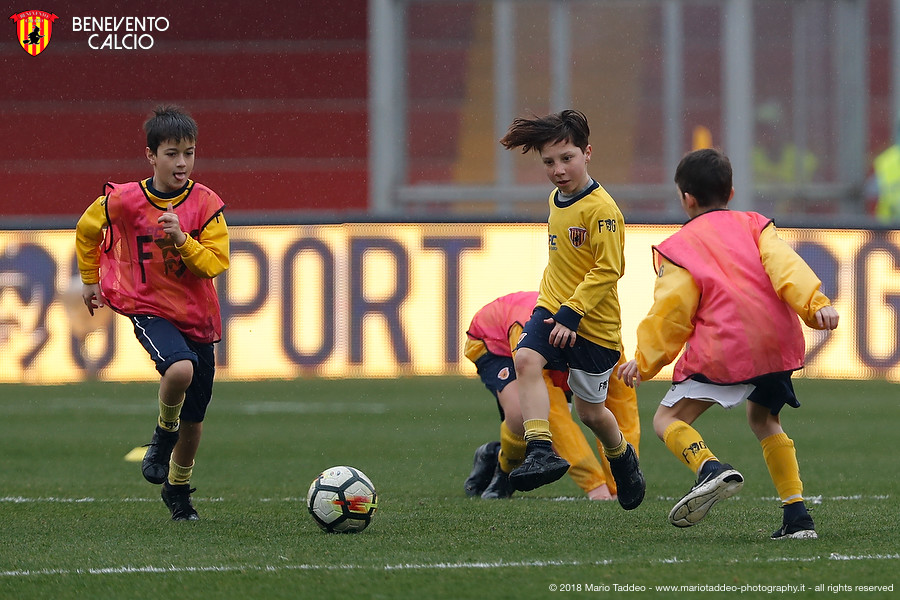 giallorossini-crescono-in-campo-nel-pre-match-contro-i-pitagorici